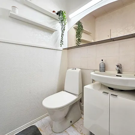 Semesterbostad Charming House Near The